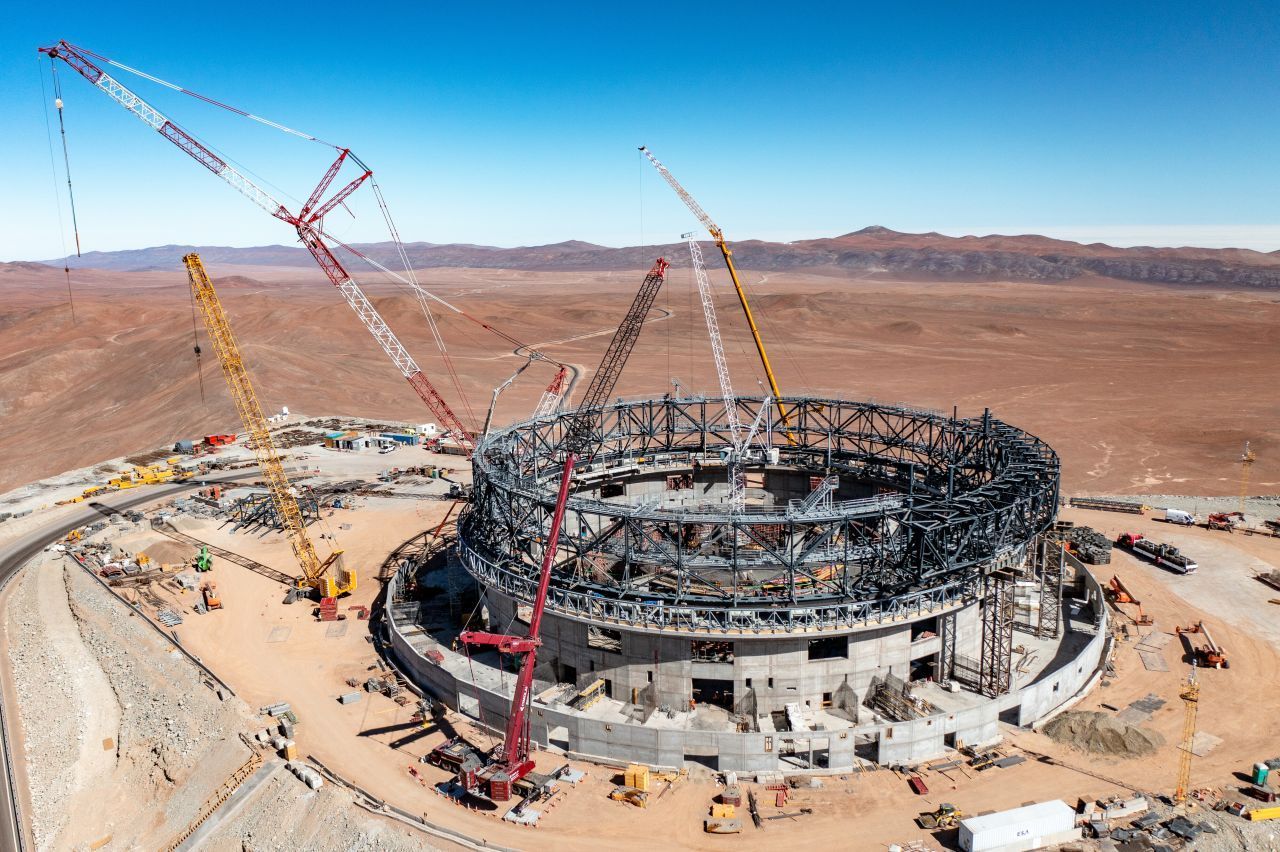 Halbzeit: Im Juni 2023 war es so weit. Etwa die Hälfte des riesigen Teleskops ist gebaut.