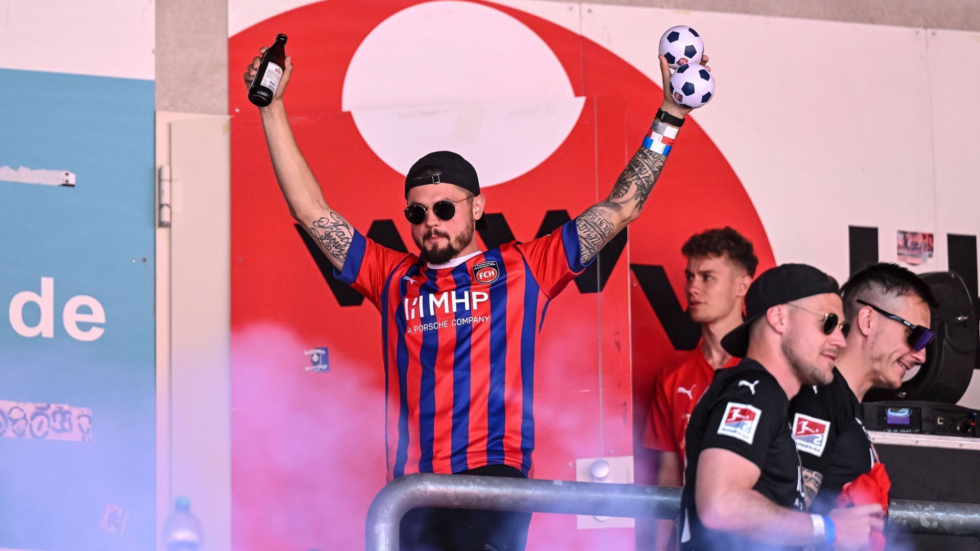 
                <strong>1. FC Heidenheim: Marnon Busch</strong><br>
                "Ein Spieler, der oft als möglicher Flop betrachtet wird, ist Marnon Busch. Busch wurde im Jahr 2019 von RB Leipzig zum 1. FC Heidenheim transferiert. Er galt als talentierter Verteidiger mit Potenzial. Allerdings konnte Busch bei Heidenheim nicht die erwarteten Leistungen zeigen. Er hatte Schwierigkeiten, sich in das Team einzufügen und konnte nicht konstant gute Leistungen abrufen. Seine Defensivleistungen blieben hinter den Erwartungen zurück, und er konnte nicht den gewünschten Beitrag zur Mannschaft leisten."
              