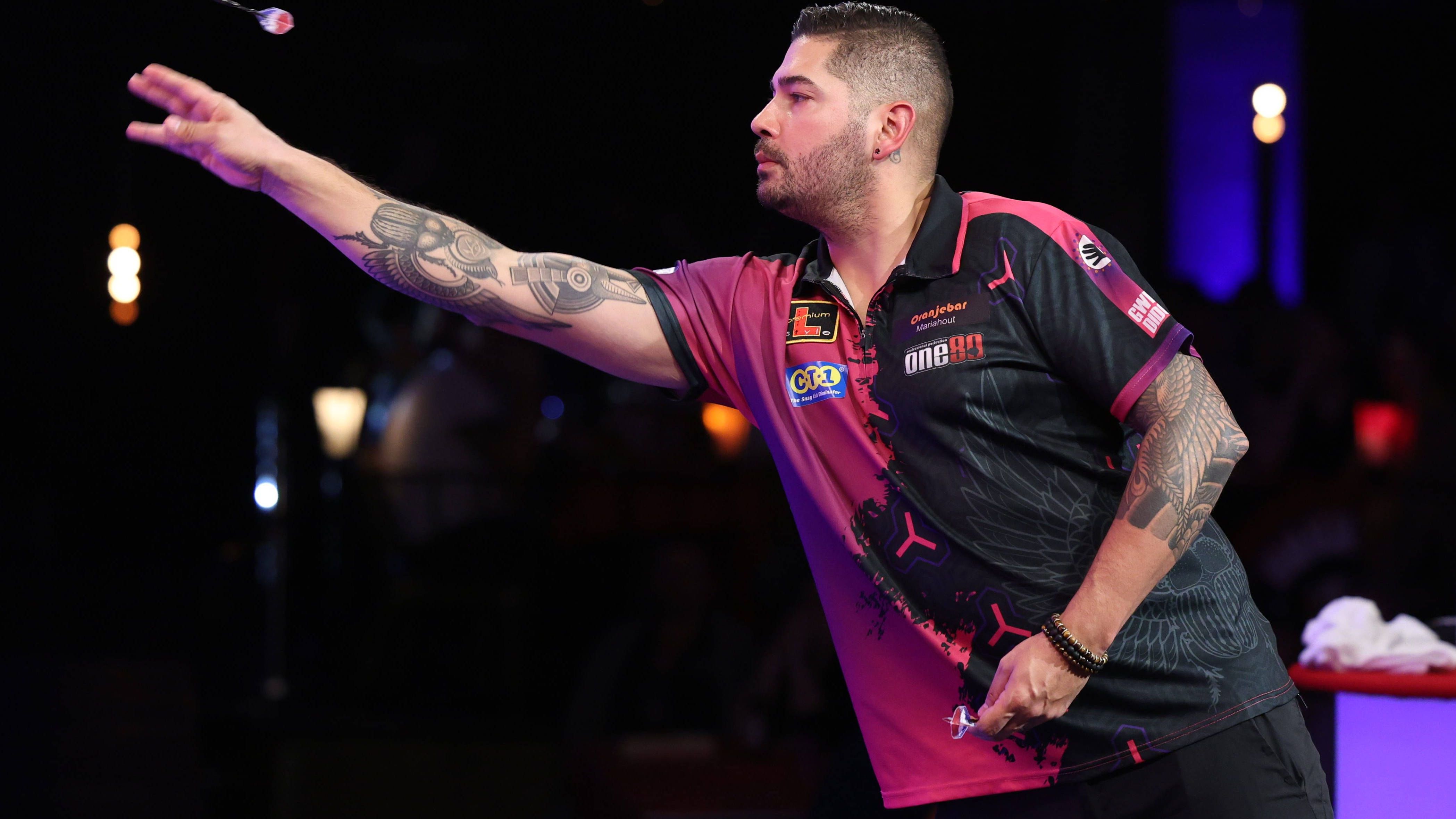 <strong>Jelle Klaasen</strong><br>2016 noch stand Jelle Klaasen im Halbfinale der Weltmeisterschaft und wurde sogar für die Premier League of Darts in Betracht gezogen. Der Niederländer rutschte seitdem aber immer mehr ab, spielte 2020 zuletzt im Alexandra Palace. Mittlerweile ist "The Cobra" nur noch die 144 der Welt.