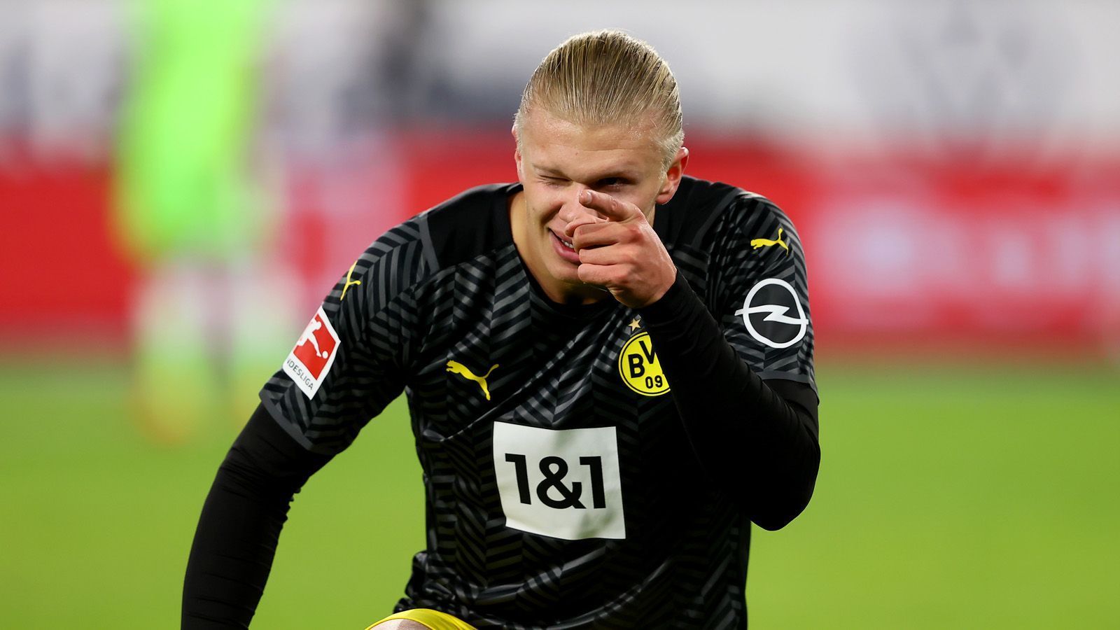 
                <strong>13. Spieltag: 50. Bundesligator! Haaland knackt Uralt-Rekord</strong><br>
                Erling Haaland hat mit seinem Treffer zum 3:1 gegen den VfL Wolfsburg Geschichte geschrieben. Der Norweger erzielte in seinem 50. Bundesliga-Spiel das 50. Tor. Nie zuvor hat ein Spieler diese Marke so schnell geknackt. Wie besonders diese Leistung ist, zeigt auch, dass der bisherige Rekord von Timo Konietzka (50 Tore nach 63 Spielen) sage und schreibe 56 Jahre lang unerreicht blieb. Selbst andere Topstürmer bissen sich daran die Zähne aus. So hatte beispielsweise Robert Lewandowski erst nach 91 Bundesliga-Partien 50 Mal getroffen. Der frühere Bayern-Star Roy Makaay und Legende Uwe Seeler schafften es immerhin nach 67 Spielen, während "Bomber" Gerd Müller 83 Spiele brauchte. Ganz nebenbei stellte Haaland auch noch einen weiteren Rekord auf. Der 21-Jährige ist zudem der jüngste Spieler, der 50 Bundesliga-Tore erzielen konnte. 
              