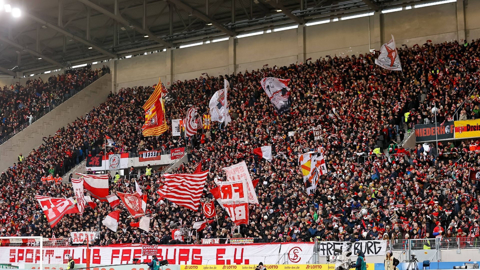 
                <strong>Platz 7 - Europa-Park-Stadion (SC Freiburg)</strong><br>
                Das Stadion der Breisgauer ist das neueste der Liga, es wurde erst während der Corona-Zeit eingeweiht. Wohl auch deshalb ist es das einzige Stadion, dessen Atmosphäre noch nicht bewertet werden konnte. Nur das Stuttgarter Stadion aber hat noch mehr barrierefreie Toiletten als das Freiburger (13). Und mit über 98 Prozent befindet sich die Arena unter den Top 5 der Stadionauslastung.
              