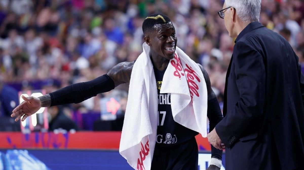 Dennis Schröder im Gespräch mit Trainer Gordon Herbert