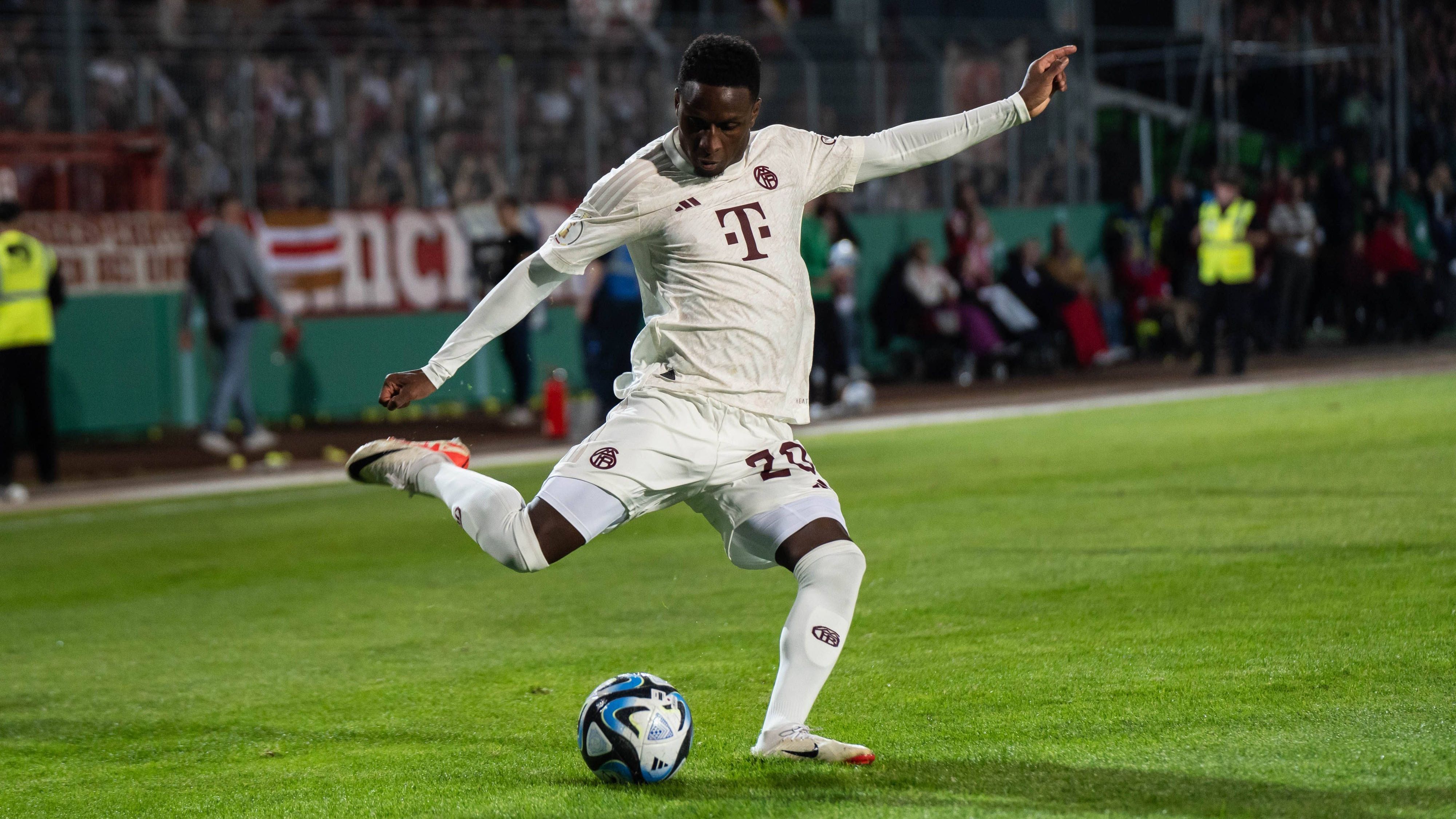 <strong>Bouna Sarr (FC Bayern München)<br></strong>Dafür dürfte Bouna Sarr dem deutschen Rekordmeister den Rücken kehren. In seinen bislang drei Jahren an der Isar setzte sich der Rechtsverteidiger nie durch, galt stets als Verkaufskandidat. Im Sommer bietet sich für Klub und Spieler nun die Möglichkeit, die enttäuschende Zusammenarbeit ad acta zu legen.