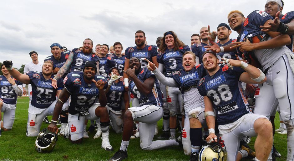 
                <strong>Samsung Frankfurt Universe vs. Dresden Monarchs</strong><br>
                Doch mit den Monarchs wartet eine brutal starke und schwer auszurechnende Offense: Quarterback Garrett Safron kommt ebenso wie Running Back Joe Bergeron auf über 1000 Rushing Yards. Dass es Safron auch mit dem Wurfarm kann, zeigen seine 44 Touchdown-Pässe und 3302 Pass-Yards, Rang drei hinter den Quarterbacks der Top-Teams aus  Schwäbisch Hall und Braunschweig. Und Dresden hat einen Ruf zu verteidigen: Seit 2012 standen die Monarchs immer mindestens im GFL-Halbfinale.
              