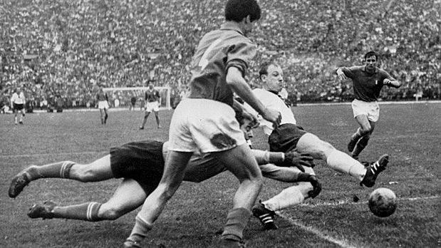 <strong>Gruppenspiel bei der WM 1962</strong><br>
                WM 1962: Die Premiere zwischen beiden Teams im Gruppenspiel endet am 31. Mai 1962 torlos. Mit dabei auf deutscher Seite ist Uwe Seeler, für Italien stehen Gianni Rivera und Cesare Maldini auf dem Platz. Schon damals ist es das Duell des einmaligen Weltmeisters Deutschland gegen den zweimaligen Champion Italien. Während die "Squadra Azzurra" in der Vorrunde scheitert, muss die DFB-Elf im Viertelfinale nach einem 0:1 gegen Jugoslawien die Segel streichen.