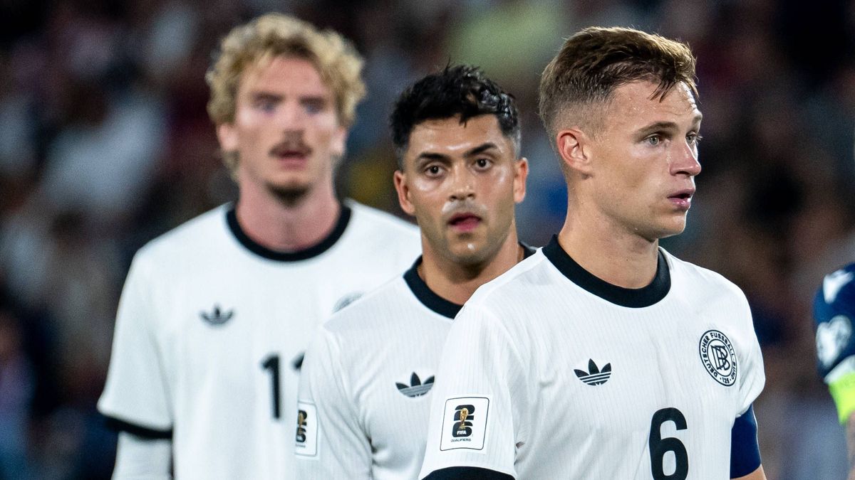 Joshua Kimmich (Deutschland, 06), Nadiem Amiri (Deutschland, 10), Nick Woltemade (Deutschland, 11) ist enttauescht ueber die Niederlage, SVK, Slowakei vs Deutschland, Fussball, UEFA European Qualif...
