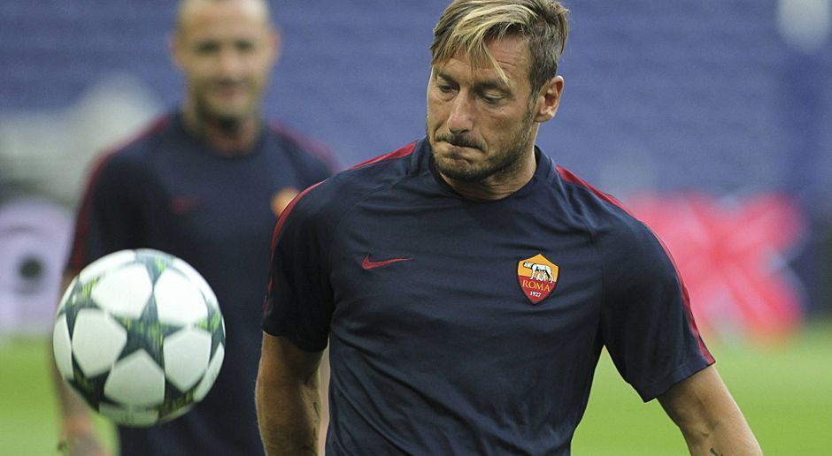 
                <strong>Francesco Totti (AS Rom)</strong><br>
                Eigentlich wollte Francesco Totti seine Karriere schon beenden, doch dann hängte der ewige Römer doch noch eine Saison dran. Umso bitterer, dass er es mit seiner Roma nicht in die Gruppenphase geschafft hat. In den Playoffs war der FC Porto zu stark und verhinderte so die wohl letzte Champions-League-Saison der inzwischen 39 Jahre alten Legende.
              