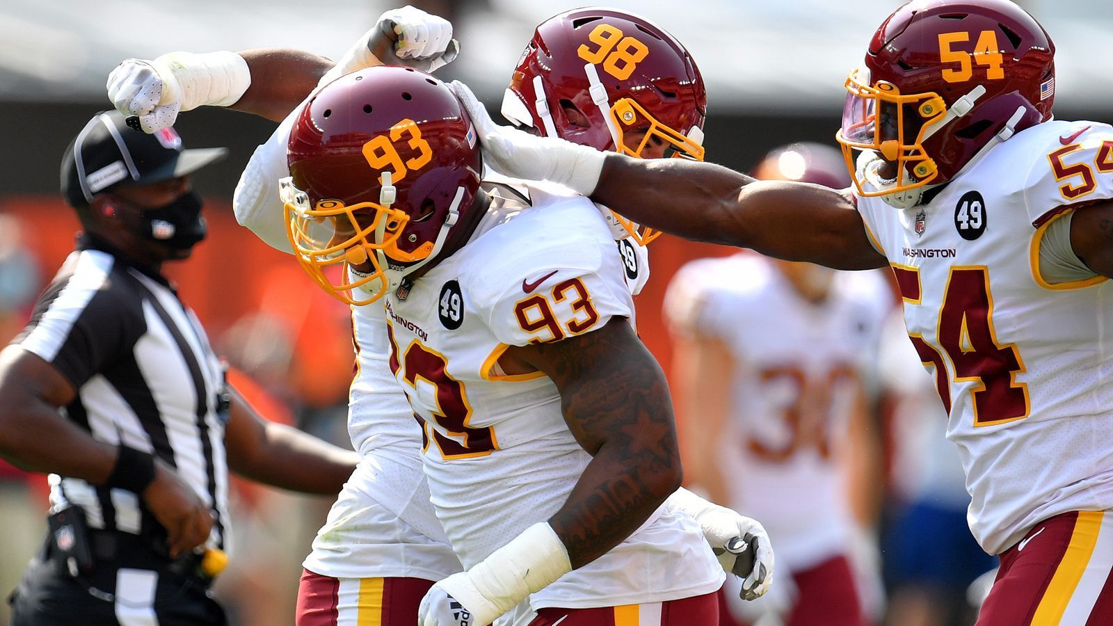 
                <strong>Defensive Line: Washington Commanders</strong><br>
                Wegen der verschiedenen Defense-Formationen werden in dieser Liste Defensive Line, Pass Rush und Linebacker als drei unterschiedliche Positionsgruppen bewertet. Sind das Stoppen des gegnerischen Laufspiels und Quarterback-Druck durch die Mitte die Bewertungskriterien für die D-Line, müssen sich die Washington Commaners mit Daron Payne und Jonathan Allen (#93) vor niemandem verstecken. Das Duo verzeichnete 2021 zusammen 13,5 Sacks, Washington stellte zudem die achtbeste Laufverteidigung der Liga.Honorable Mention: Los Angeles Rams. Beziehungsweise Aaron Donald. Er allein ist eine der besten D-Lines der NFL.
              