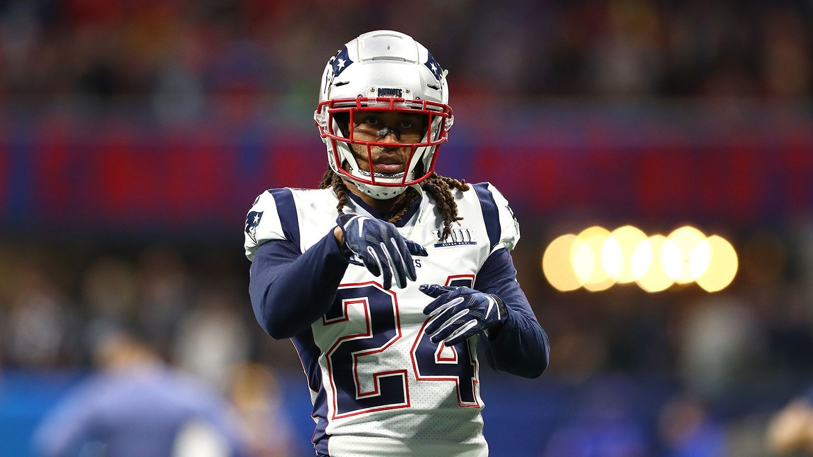 
                <strong>Nach Entlassung: Die Landing Spots für Stephon Gilmore</strong><br>
                Die New England Patriots trennen sich von Cornerback Stephon Gilmore. Momentan laboriert der 31-Jährige noch an einer Wadenverletzung, die in einigen Wochen verheilt sein soll. Gilmore bringt eine Menge Erfahrung mit, ließ vergangene Saison 354 Yards in seiner Deckung zu. Der vierfache Pro Bowler könnte für viele Teams eine Verstärkung sein. ran.de stellt die Kandidaten vor. 
              