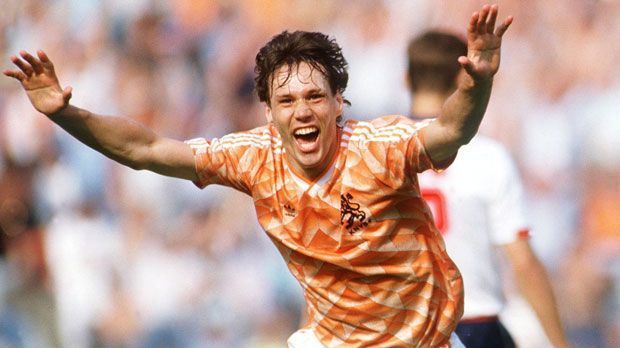 
                <strong>Niederlande: Marco van Basten</strong><br>
                Angriff: Wie Rijkaard und Koeman gehörte auch Marco van Basten zum niederländischen Europameister-Team 1988. Mit fünf Treffern wurde der heutige Co-Trainer der "Elftal" Torschützenkönig des Turniers. Mit dem AC Mailand gewann er zweimal den Pokal der Landesmeister. Van Basten ist einer von drei Niederländern, den van Persie in seine persönliche Top-Elf wählte.
              