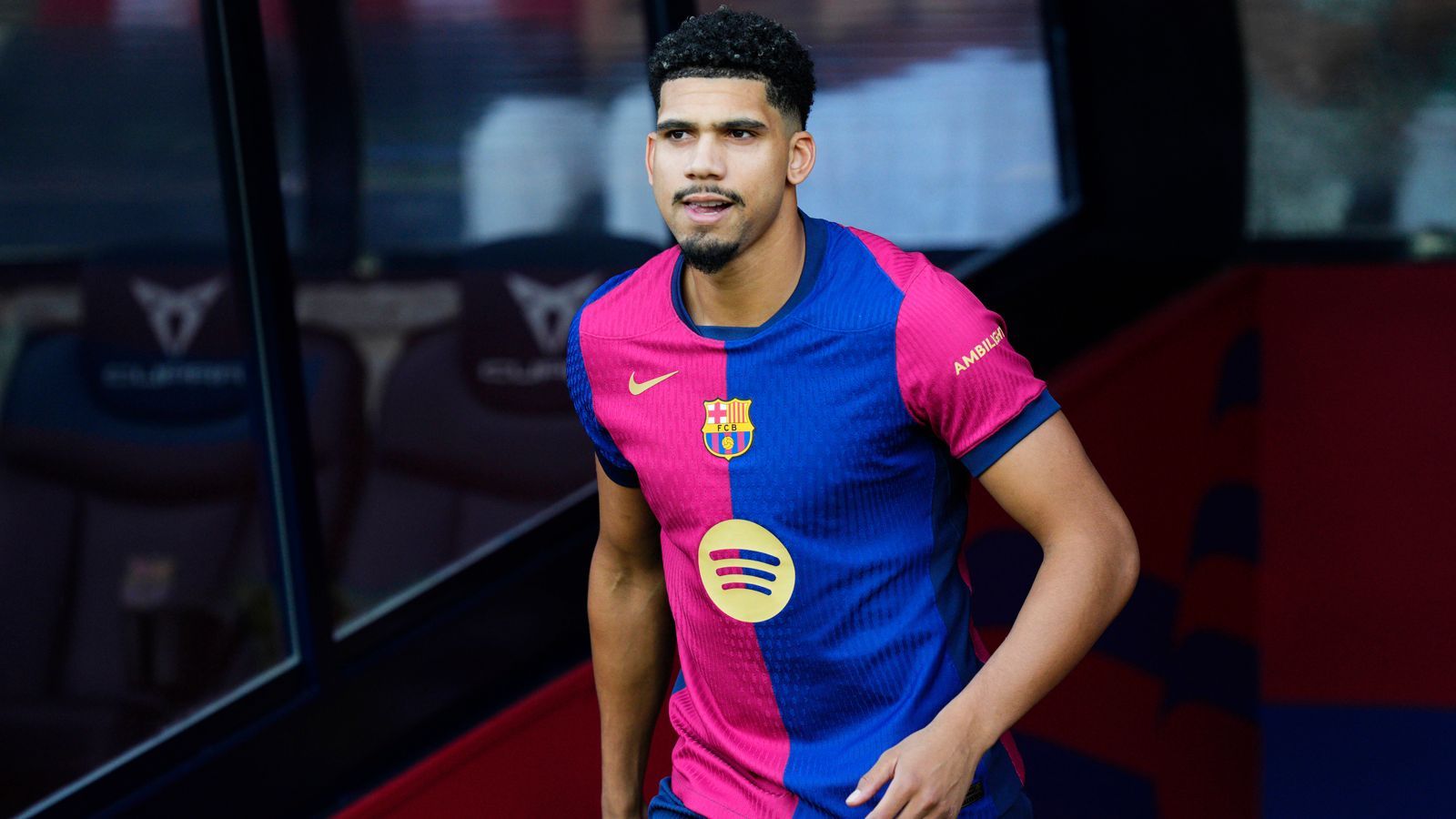 <strong>Ronald Araujo (FC Barcelona)</strong><br>Nach seiner Genesung und dem kürzlichen Pflichtspiel-Debüt unter Hansi Flick könnte Ronald Araujo den FC Barcelona demnächst verlassen. Laut einem Bericht der italienischen Zeitung "Gazzetta dello Sport" soll sich der uruguayische Innenverteidiger mit Juventus Turin auf einen Wechsel geeinigt haben. Sein ...