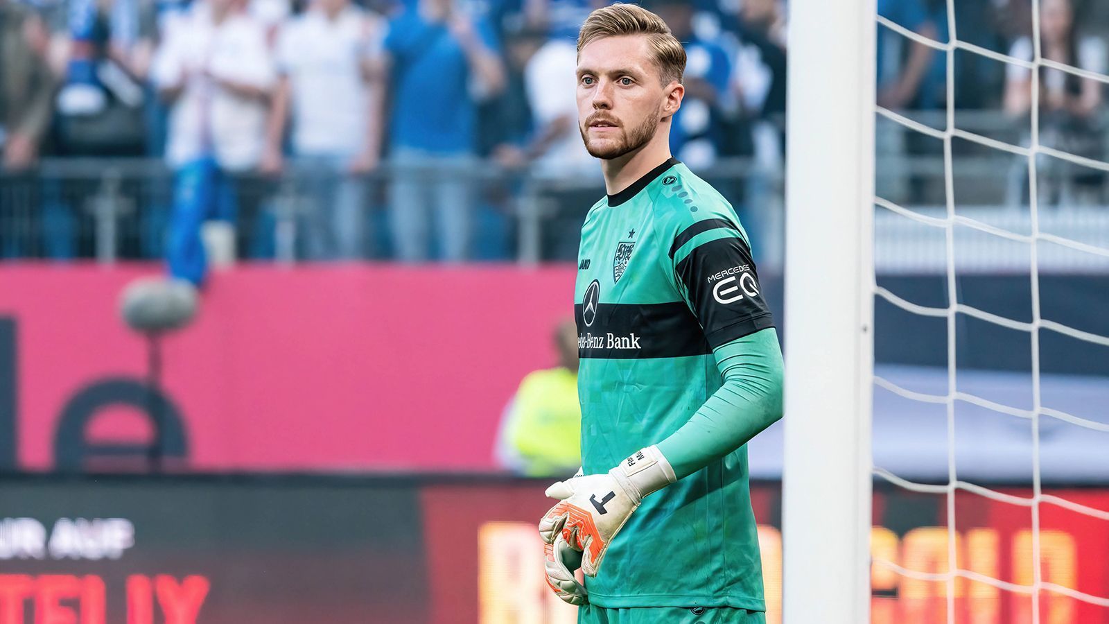 
                <strong>Florian Müller (VfB Stuttgart) </strong><br>
                Früh im Blickpunkt. Lässt die VfB-Fans mit schlampiger Ballkontrolle kurz vor Schreck erstarren (3.). Danach beim Freistoß von Dompe auf dem Posten (4.), aber chancenlos bei Kittels Sonntagsschuss (6.). Zeigt bei den zahlreichen Hamburger Flanken meist gute Strafraumbeherrschung. In der zweiten Halbzeit fast beschäftigungslos. ran-Note: 3
              