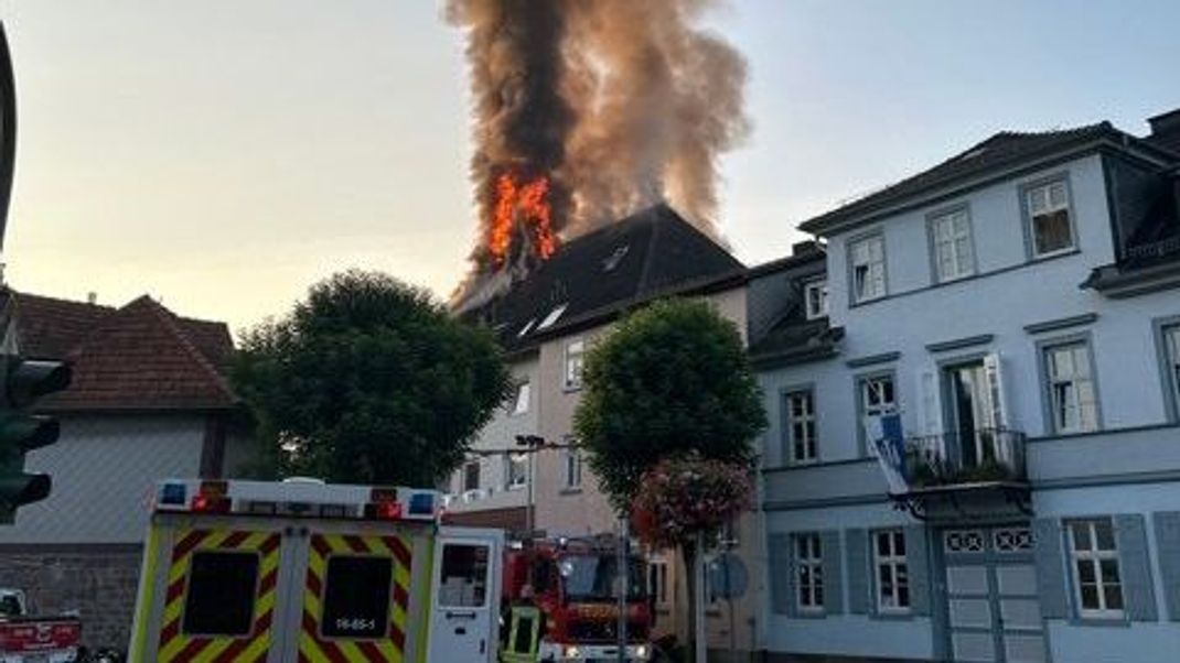 Das Mehrfamilienhaus in der Ermschwerder Straße in Witzenhausen(Hessen) in Flammen.