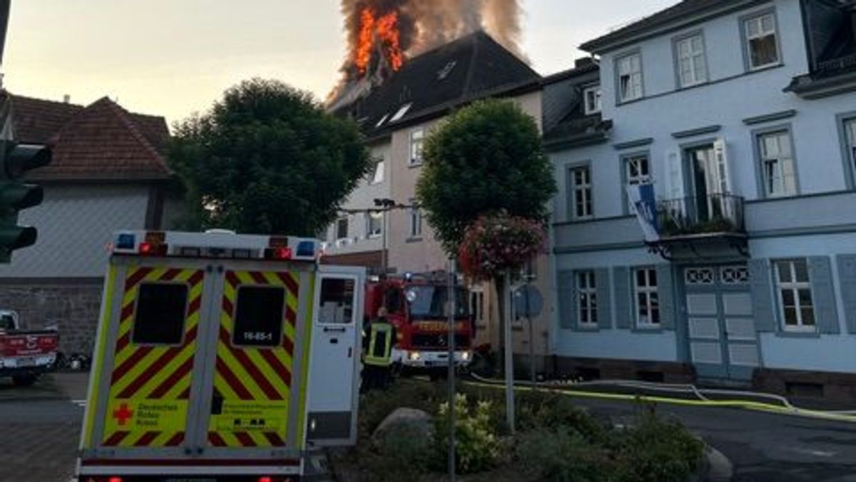 Das Mehrfamilienhaus in der Ermschwerder Straße in Witzenhausen in Flammen (Hessen).