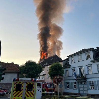 Das Mehrfamilienhaus in der Ermschwerder Straße in Witzenhausen in Flammen (Hessen).