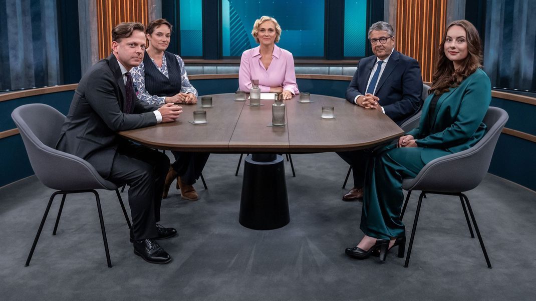 Caren Miosga (M.) mit ihren Gästen: Franz-Stefan Gady (Militäranalyst, International Institute for Strategic Studies in London), Nicole Deitelhoff (Politikwissenschaftlerin), Sigmar Gabriel (Ex-Bundesaußenminister) und Rebecca Barth (ARD-Korrespondentin in der Ukraine, v. l. n. r.)
