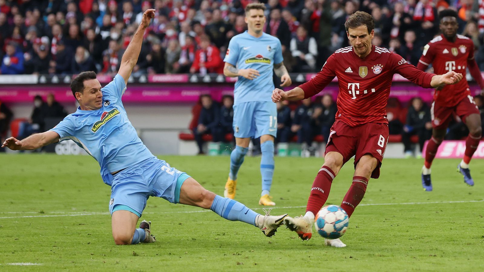 
                <strong>Bayern schlägt Freiburg in intensiver Begegnung - Die FCB-Stars in der Einzelkritik</strong><br>
                Im Spitzenspiel des 11. Bundesliga-Spieltags besiegt der FC Bayern die bis dato ungeschlagenen Freiburger mit 2:1 (1:0). ran hat die Bayern-Stars in der Einzelkritik unter die Lupe genommen.
              