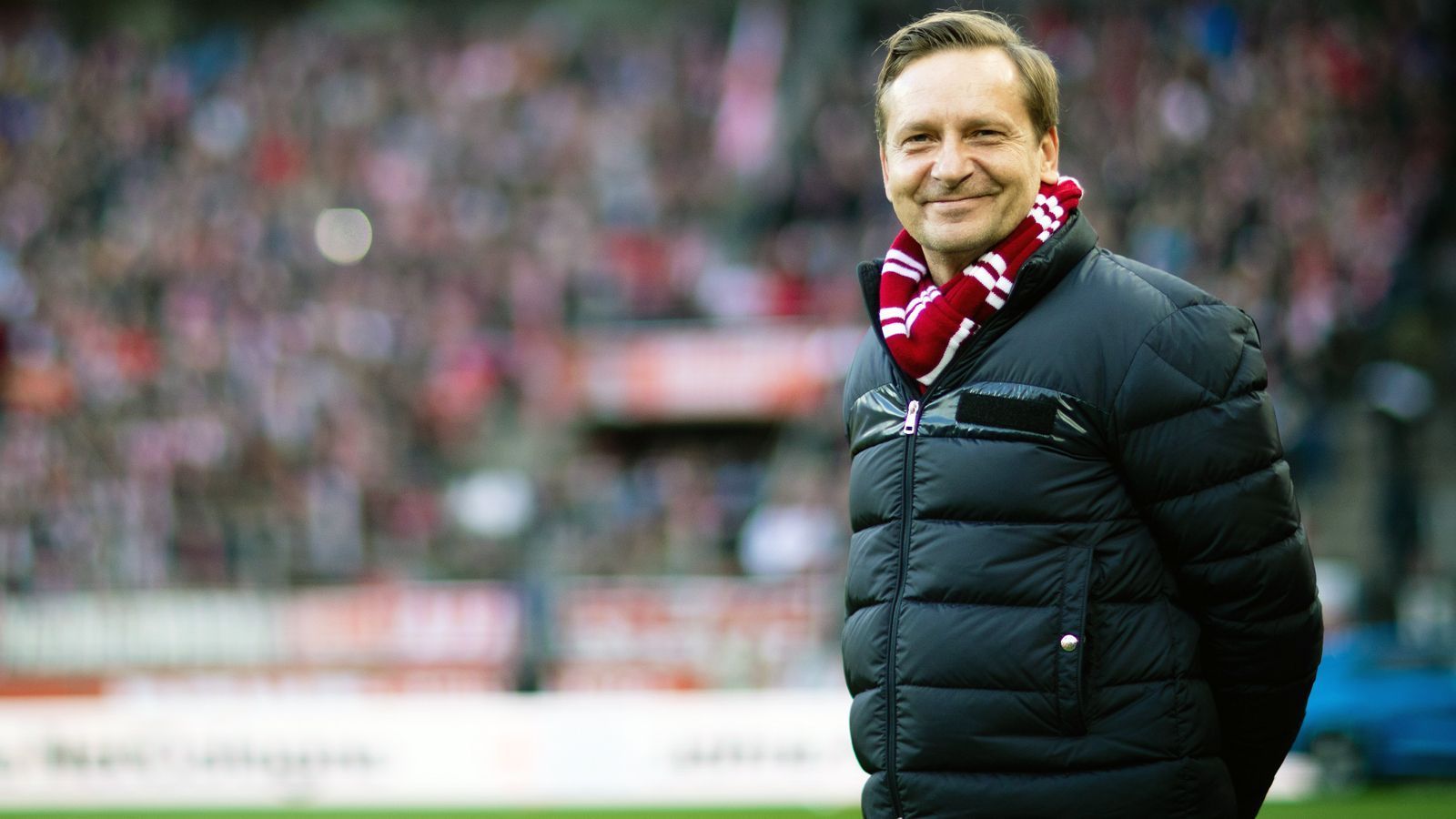 
                <strong>Horst Heldt (1. FC Köln, Geschäftsführer Sport)</strong><br>
                Nach fast 25 Jahren ist Horst Heldt wieder zurück beim 1. FC Köln. Das einstige Nachwuchstalent der Domstädter schaffte es in den frühen 90ern des vorherigen Jahrhunderts in die Bundesliga-Mannschaft der Kölner, ehe es für den einstigen Mittelfeldspieler 1995 zu 1860 München ging. Als Funktionär, der der 50-Jährige nun mittlerweile seit 2006 ist, lernte Heldt den Job als Sportdirektor, Manager bzw. Sportvorstand beim VfB Stuttgart, auf Schalke und in Hannover kennen, ehe es im November 2019 zurück großen Rückkehr nach Köln kam. Dort muss sich der einstige Publikumsliebling Heldt nun als Retter des immer noch abstiegsbedrohten Aufsteigers beweisen. Mit drei Siegen in Serie zeigte der Trend vor der Winterpause aber mal ganz deutlich nach oben.
              