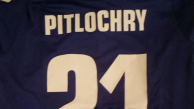 
                <strong>Andrea Pirlo</strong><br>
                Na, welchen Superstar will dieser Fan eigentlich auf dem Trikot tragen? Richtig, es ist Andrea Pirlo! Leider hat die Autokorrektur seines Smartphones nicht mitgespielt. So hat er nun Pitlochry auf dem Rücken stehen.
              