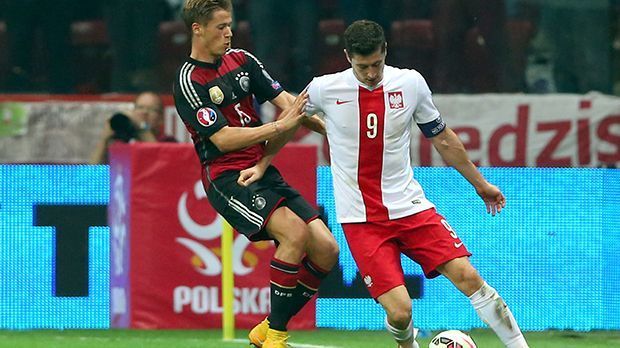 
                <strong>11. Oktober 2014: Polen - Deutschland 2:0</strong><br>
                11. Oktober 2014: Polen - Deutschland 2:0. Spätestens im Oktober wurde das Team von Joachim Löw auf den Boden der Tatsachen zurückgeholt. Gegen das Team um Robert Lewandowski verlor man mit 0:2 - der erste Sieg einer polnischen Nationalelf gegen ein DFB-Team.
              