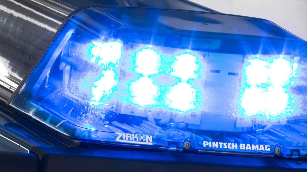 Im saarländischen Beckingen sind in einer Wohnung zwei erschossene Menschen entdeckt worden.