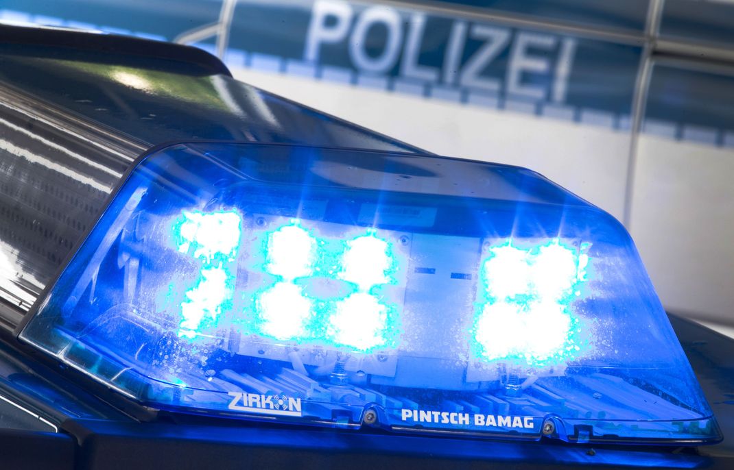 Ein Blaulicht leuchtet auf dem Dach eines Polizeiwagens.