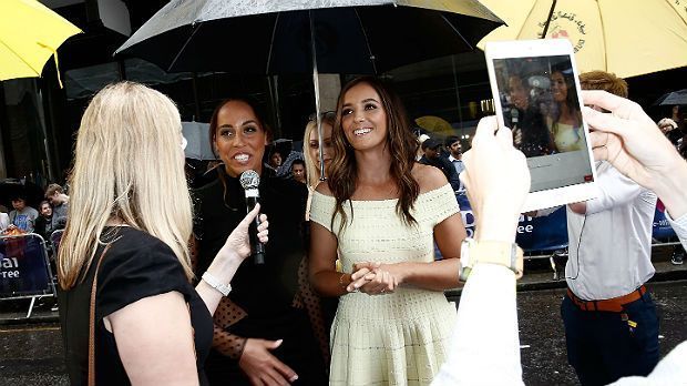 
                <strong>US-amerikanisch-britisches Doppel unterm Schirm</strong><br>
                Madison Keys (2. v. l.) und Laura Robson geben ein US-amerikanisch-britisches Doppel und verbreiten im Schutze des Regenschirms beste Laune.
              