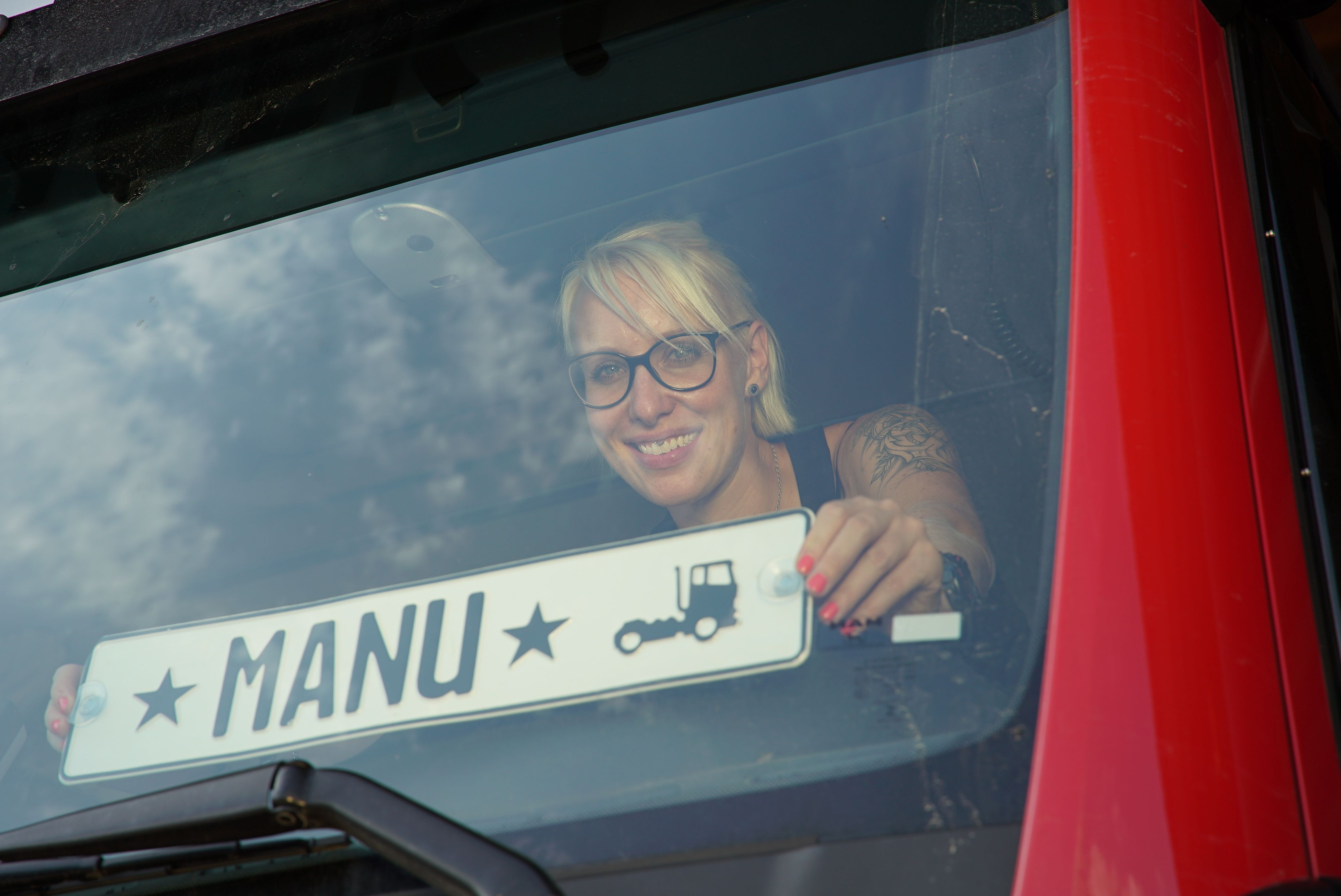Das Schild mit dem eigenen Namen darf für "Trucker Babe" Manuela nicht fehlen. 
