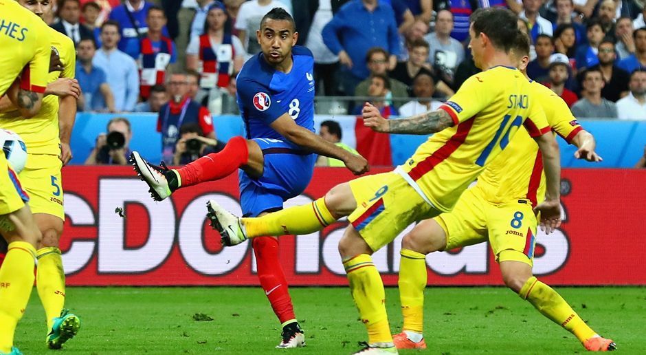 
                <strong>Dimitri Payet und sein Traumtor im Eröffnungsspiel</strong><br>
                Dimitri Payet und sein Traumtor im Eröffnungsspiel: Gegen Rumänien will Gastgeber Frankreich erfolgreich in die Heim-Europameisterschaft starten. Mit von der Partie der 29-jährige Dimitri Payet. Kein Star der Mannschaft oder gar Hoffnungsträger. Doch in der 89. Minute ist ausgerechnet er es, der ganz Frankreich jubeln lässt. Mit einem Wahnsinns-Linkschuss netzt Payet zum 2:1 ein - der Keeper der Rumänen hat keine Chance. Der erste Sieg für Frankreich ist damit perfekt, der Traum des Titels für die "Equipe Tricolore" lebt und endet erst mit der Endspiel-Niederlage gegen Portugal.
              