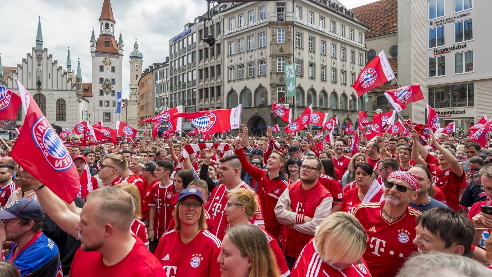 
                <strong>Double und Aufstieg der Amateure: Die Bayern feiern</strong><br>
                Vor dem Endspiel der Amateure hatte es zum siebten Mal in Folge geheißen: Party auf dem Marienplatz in München. Der FC Bayern feierte seine 27. Meisterschaft und den 19. DFB-Pokal-Titel gebührend. Es waren so gar ein paar mehr als die von Aki Watzke angekündigten 1.500 Touristen zugegen.
              