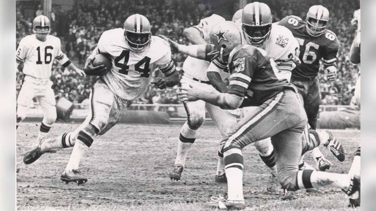 
                <strong>1969: Jubiläumstrikot wird veröffentlicht</strong><br>
                Passend zur Mondlandung 1969 feiert die NFL ihr 50-Jähriges Bestehen. Grund genug für die Cleveland Browns ein neues Jersey zu präsentieren. Erstmals ist auf einem Trikot ein Flicken aufgenäht - in dem Jahr das Logo zum 50. Geburtstag der Liga.
              
