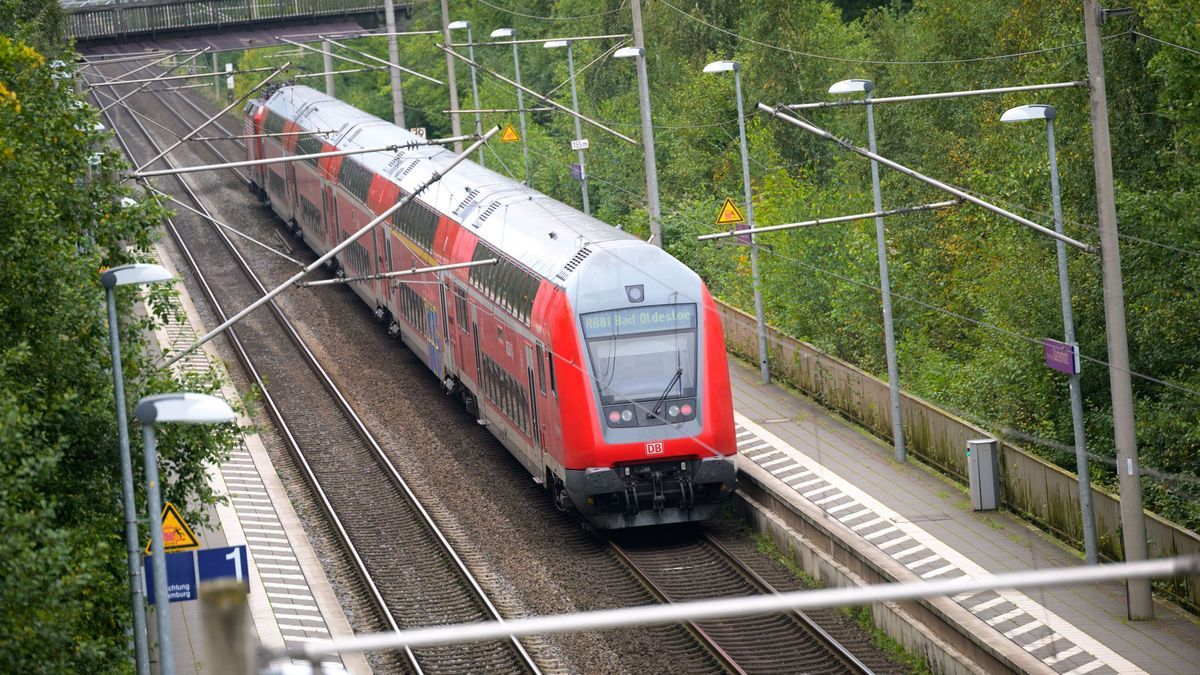 Ein doppelstöckiger Regionalzug der Deutschen Bahn (DB) fährt durch einen Bahnhof.