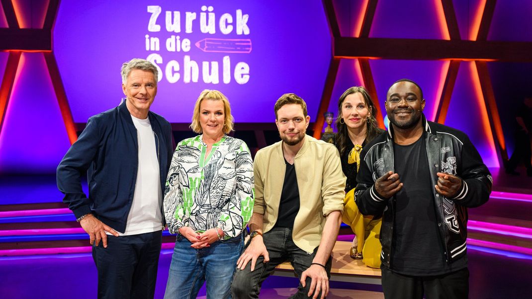 Moderator Jörg Pilawa (l.) begrüßt Mirja Boes, Bastian Bielendorfer, Meret Becker und Nelson Müller (v.l.n.r.): Sie müssen "Zurück in die Schule".
