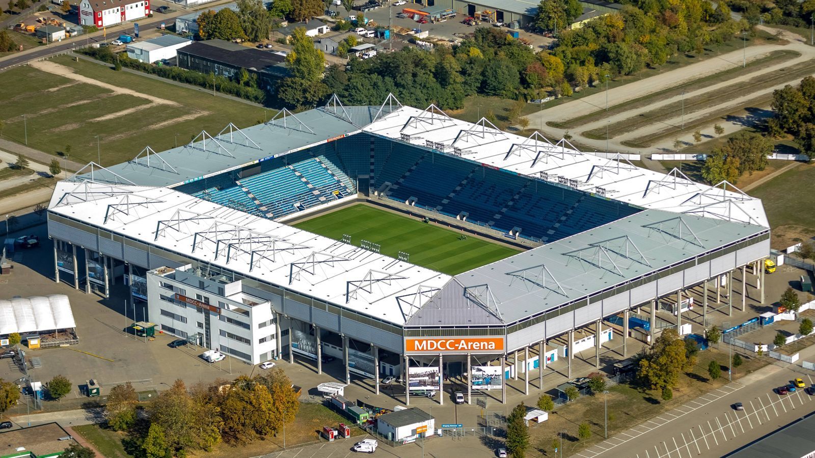 
                <strong>Platz 16: MDCC Arena (1. FC Magdeburg)</strong><br>
                4,5 Sterne (2912 Bewertungen)
              