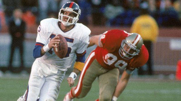 
                <strong>Jeff Hofstetler</strong><br>
                1984 von den Giants gedraftet, verbrachte er Jahre als Backup. 1986 holte er mit New York seinen ersten Super Bowl. Den Triumph als Starter verwirklichte er aber erst in der Saison 1990, als sich Stamm-Quarterback Phil Simms den Fuß brach. Den Thriller in Super Bowl XXV gewannen die Giants 20:19, Hostetler steuerte 222 Yards und einen Touchdown zum Sieg bei.
              