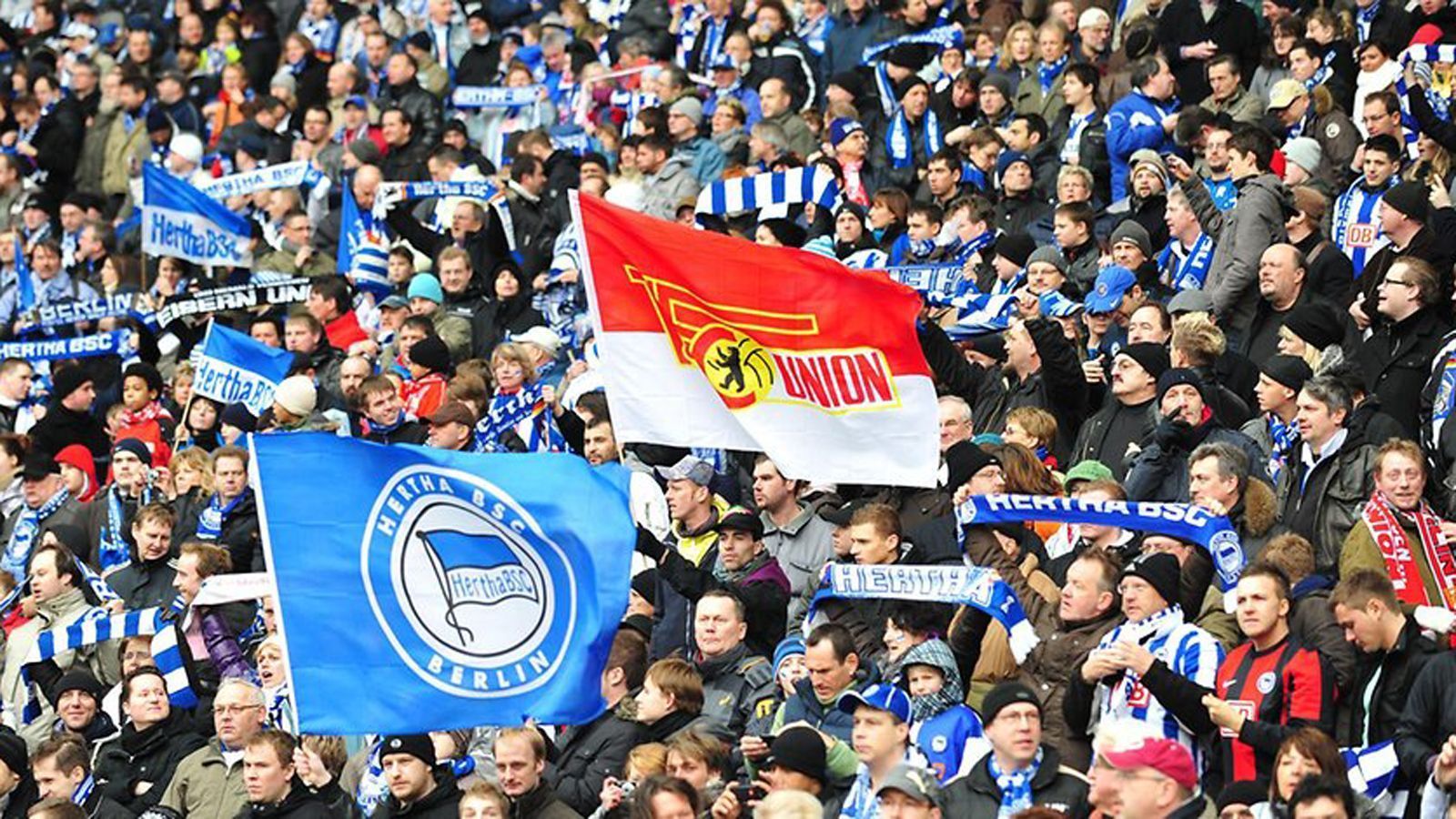 
                <strong>Hertha BSC & 1. FC Union Berlin</strong><br>
                Obwohl die letzten Aufeinandertreffen der Klubs in der 2. Liga wenig freundlich verliefen, verbindet die Vereine eigentlich eine jahrzehntelange Fanfreundschaft. Vor der Wiedervereinigung Deutschlands reisten regelmäßig Hertha-Fans in die DDR, um Spiele der "Eisernen" zu besuchen. Wie der "Tagesspiegel" schreibt, wurde die "Alte Försterei" zu einem Umschlagplatz "gesamtdeutscher Fanutensilien". Aufnäher mit "Wir halten zusammen, uns kann nichts trennen, keine Mauer und kein Stacheldraht" sowie "Hertha und Union - eine Nation" bestimmten das Bild beider Fan-Lager.
              