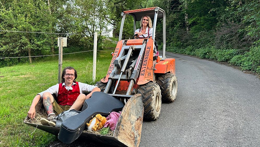 Daniel lässt sich von Sarah gerne auf die Schaufel nehmen.