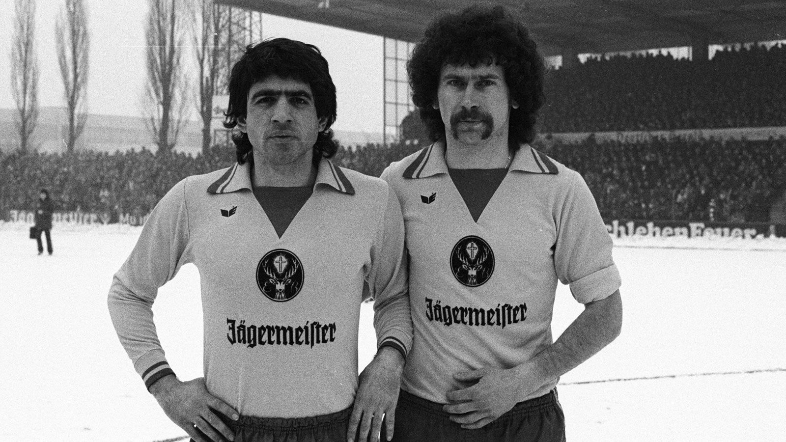 <strong>Eintracht Braunschweig</strong><br>
                Eintracht Braunschweig sorgte im Jahr 1973 für ein Novum. Die Niedersachsen waren der erste Klub, der mit einem offiziellen Trikotsponsor im deutschen Oberhaus auflaufen durfte - und suchte sich direkt einen kuriosen Partner aus: Jägermeister. Bis 1986 unterstütze die Firma die "Löwen".
