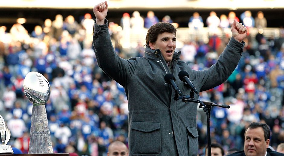 
                <strong>Saison 2011: New York Giants</strong><br>
                In der Saison 2011 vollbrachten Head Coach Tom Coughlin und Quarterback Eli Manning (Foto) bereits zum zweiten Mal das Kunststück, von den Wild Card Games bis zum Super-Bowl-Triumph durchzumarschieren. In der Regular Season wies noch kaum etwas darauf hin. Nur neun Siege sprangen heraus – der schlechteste Wert aller Playoff-Teilnehmer der NFC. Doch wie bereits 2007 arbeiteten sich die Giants bis in den Super Bowl vor, trafen dort erneut auf die New England Patriots und sicherten sich wieder den Titel.Die New York Giants bezwangen in den Playoffs die Atlanta Falcons (24:2), die Green Bay Packers (37:20), die San Francisco 49ers (20:17, Overtime) und im Super Bowl die New England Patriots (21:17).
              