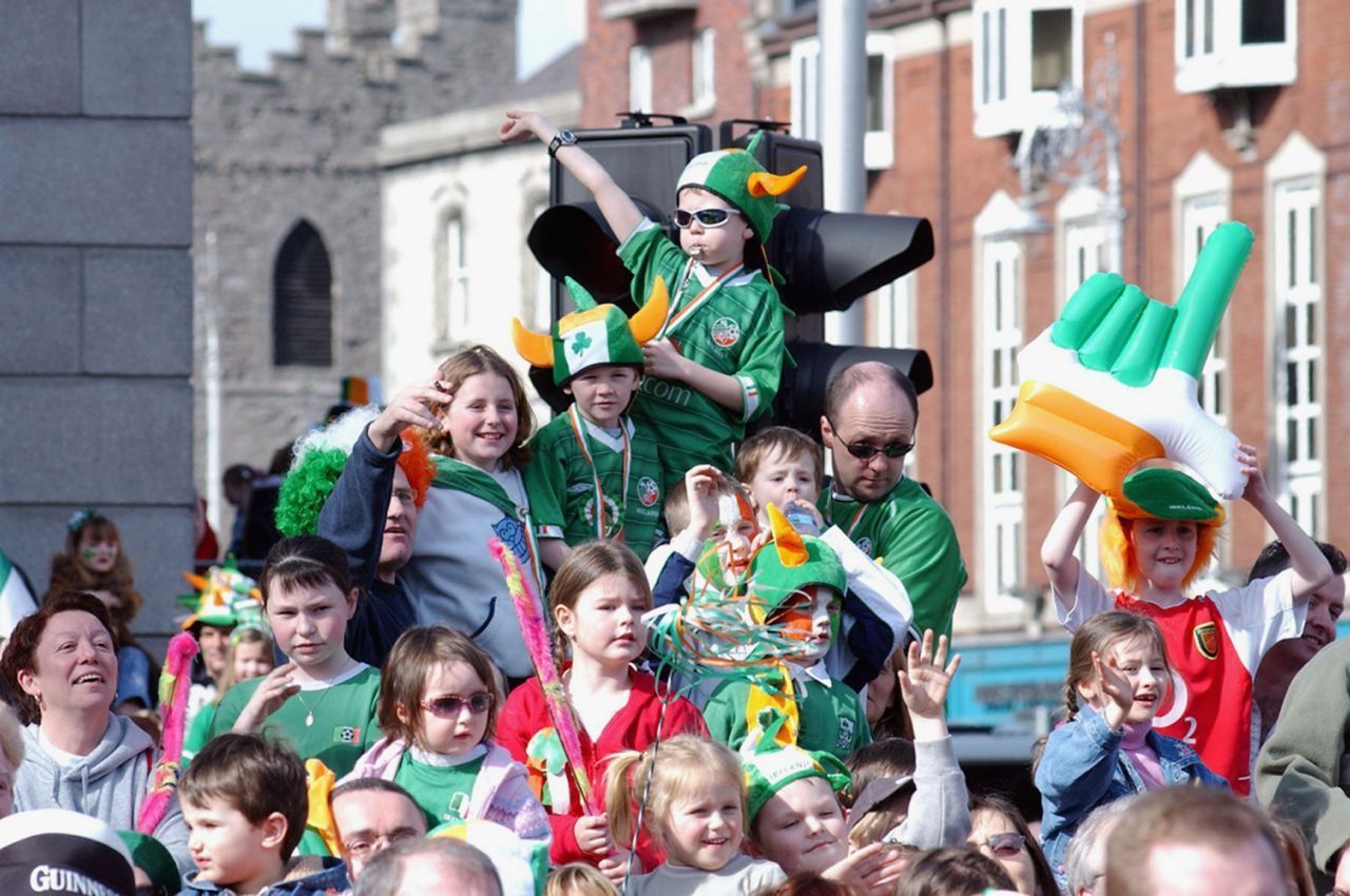 Jedes Jahr am 17. März wird in Gedenken an den Bischof Patrick aus Irland der St. Patrick’s Day gefeiert. Das Fest gehört zu den bedeutsamsten Irlands, denn Bischof Patrick wird als Schutzpatron des Landes geschätzt. Eine ganze Stadt sieht grün und zelebriert diesen religiösen Tag.