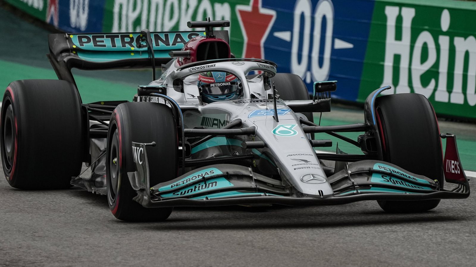 
                <strong>Mercedes</strong><br>
                Auch bei Mercedes wird Wert auf Eigenleistung gelegt. Der deutsche Rennstall produziert seine Motoren im Sportmotorenwerk in Brixworth, England. Der langjährige Branchenprimus kann sich zudem auf einige Abnehmer verlassen, die derzeit mit denselben Antriebseinheiten unterwegs sind. Dazu zählen McLaren, Williams und Aston Martin. Auch hier ist noch nicht final geklärt, ob diese Rennställe sich zwischen 2026 und 2030 bei Mercedes bedienen werden.
              