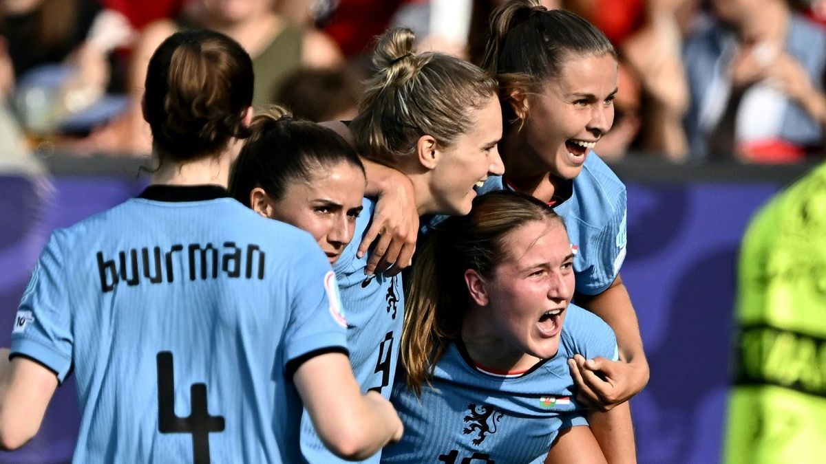 Vivianne Miedema (M.) machte die 100 voll