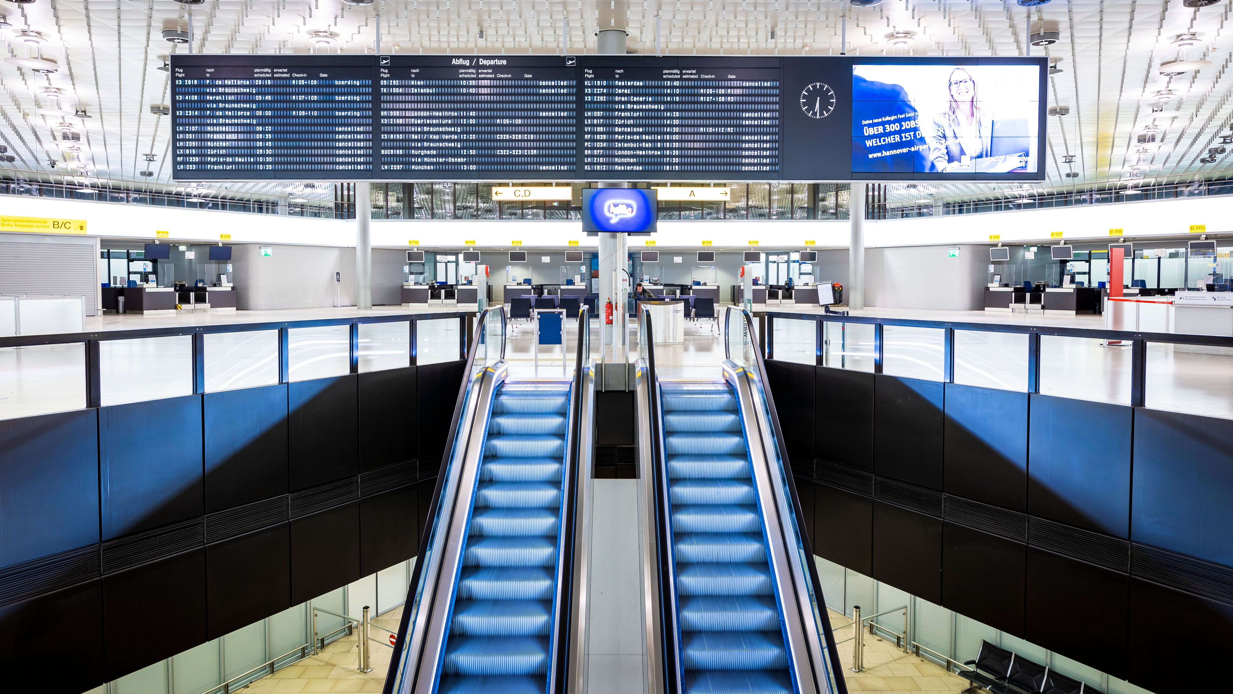 Menschenleer ist der Flughafen Hannover-Langenhagen am Morgen des bundesweiten Warnstreiks.