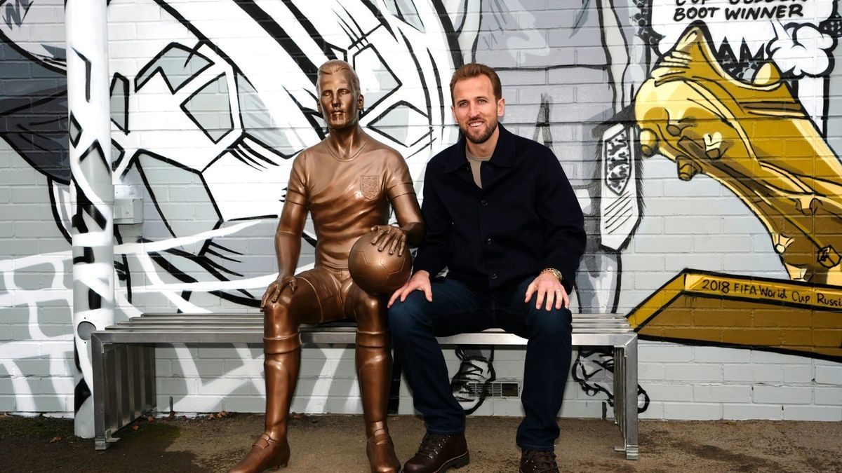 Harry Kane neben seiner Statue