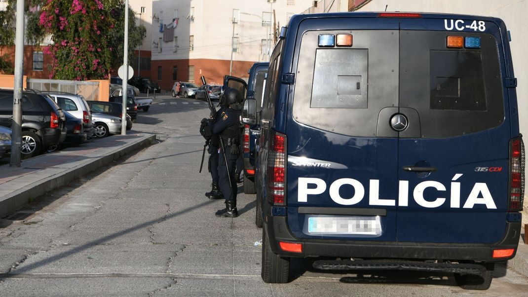 Ein 29-Jähriger und seine Mutter sollen in Spanien die Partnerin des Mannes einen Monat lang an ein Bett gefesselt festgehalten haben.