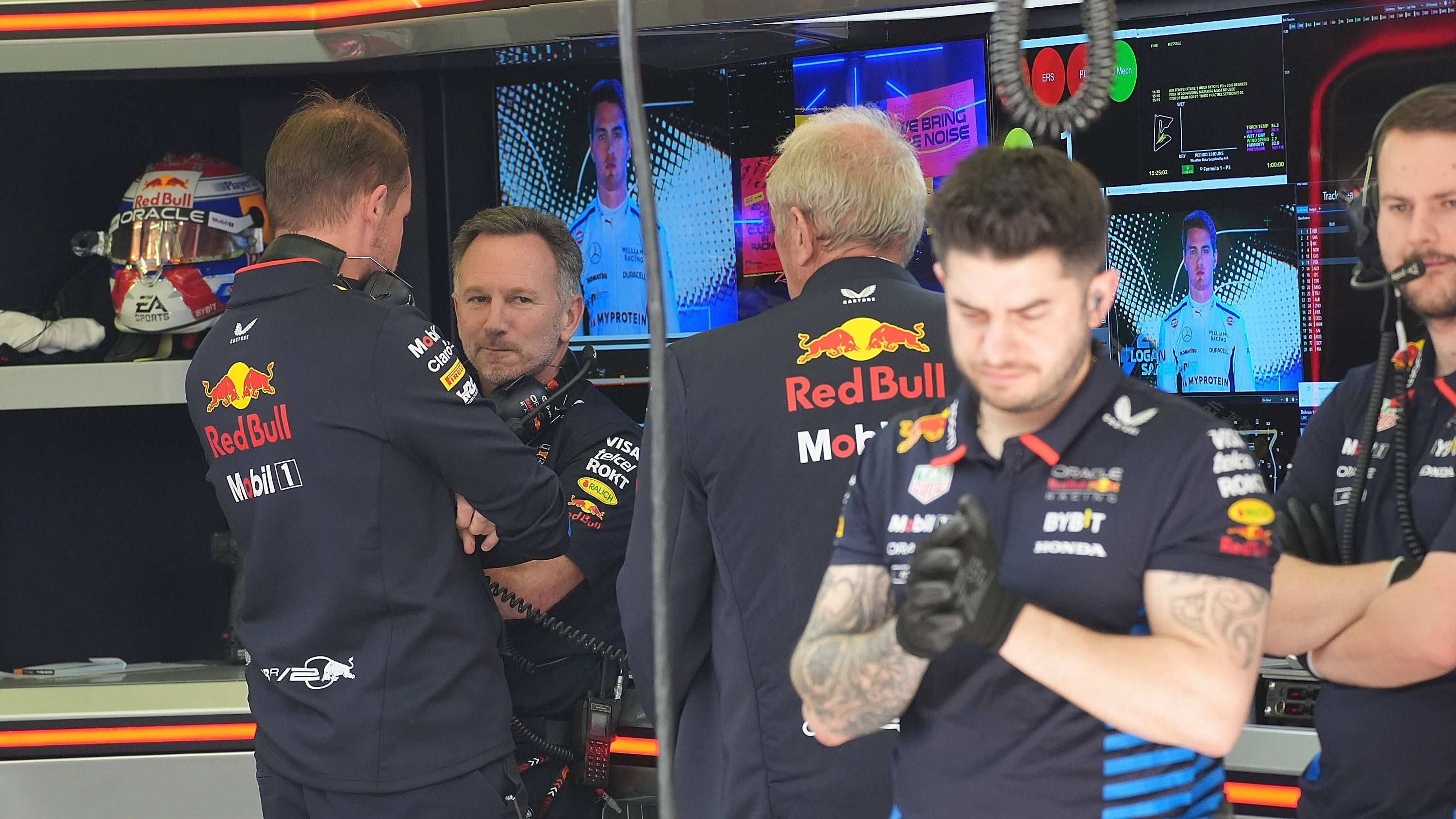 <strong>Verlierer: Red-Bull-Bosse</strong><br>So stark die Performance auf der Strecke, so katastrophal die Situation in der Führungsetage. Red-Bull-Geschäftsführer Oliver Mintzlaff, Motorsportkonsulent Helmut Marko, Verstappen-Papa Jos - viele mischen im Skandal um Teamchef Christian Horner mit. Dieser soll laut "RTL" nun sogar eine hohe Abfindung an die Mitarbeiterin bezahlt haben, die ihn belastete. Chaos par excellence in Jeddah.