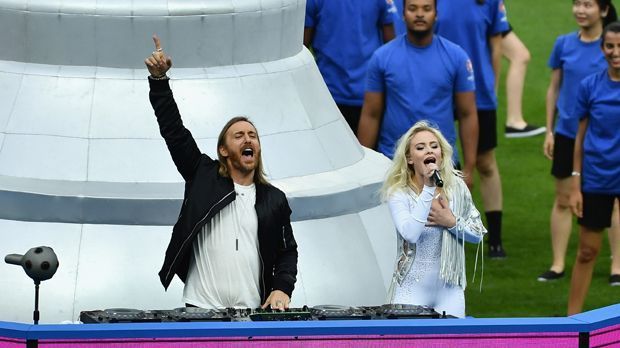 
                <strong>David Guetta</strong><br>
                David Guetta: Der französische Star-DJ schmückte sich bei der Abschlussfeier vor dem EM-Finale mit fremden Federn und ließ sich zunächst zu den leider elektronisch veränderten Klängen von "Seven Nation Army" der US-Rockband The White Stripes feiern. Immerhin herrschte da im ausverkauften Stade de France in Paris noch Stimmung. Denn kaum drehte er an ein paar Knöpfen, wurde es eher ruhig im weiten Rund – denn sein angeblicher EM-Hit dröhnte aus den Boxen. Da hätte auch unser ran-Praktikant seinen iPod an die Stadionanlage anschließen können. Nee, das war leider nix. ran-Note 6.
              