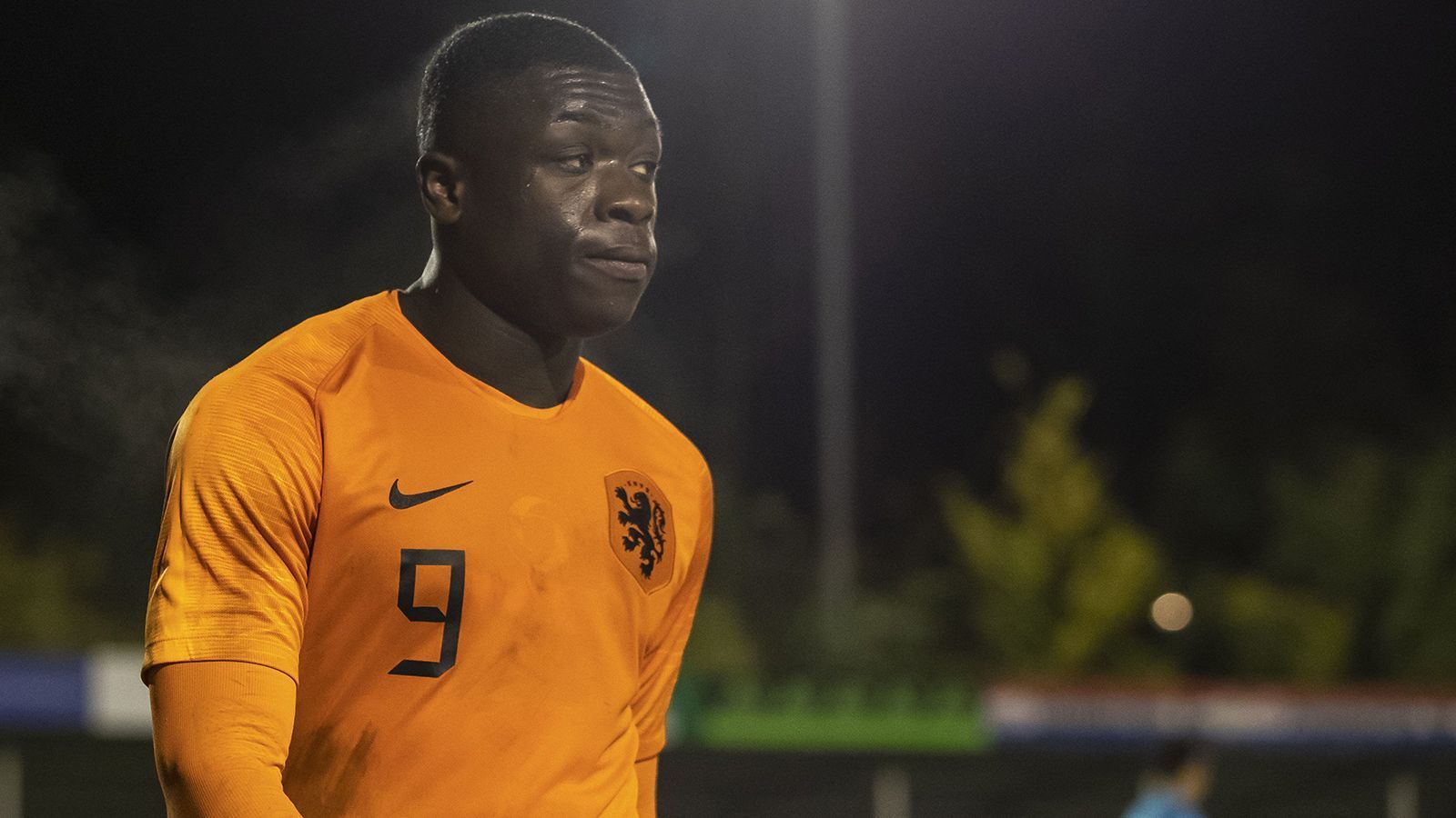 
                <strong>Brian Brobbey (Niederlande)</strong><br>
                Noch ein niederländisches Top-Talent, noch ein Leipziger - zumindest ein zukünftiger. Im Sommer wechselt Brobbey nämlich zu RB in die Bundesliga. Der bullige Stürmer schaffte es in dieser Saison zu den Profis von Ajax Amsterdam, erzielte dort in sieben Jokereinsätzen zwei Tore. Für die U19-Nationalmannschaft knipste der 19-Jährige 15 Mal - in nur 18 Spielen. Nagelsmann wird bei der EM wohl ganz genau hinschauen.
              