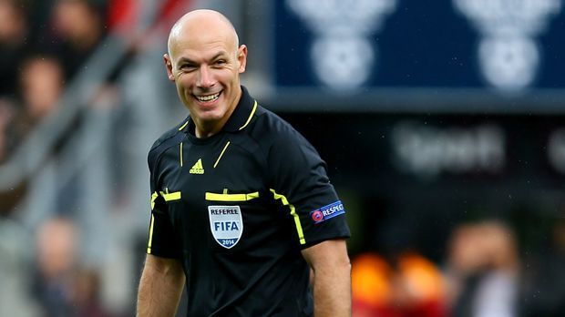 
                <strong>Howard Webb</strong><br>
                Howard Webb: Nach einer 25-jährigen Karriere als Schiedsrichter schlägt der Engländer, der im normalen Leben Polizist war, eine neue Laufbahn an und wird technischer Direktor bei der englischen Schiedsrichter-Vereinigung. Webb leitete unter anderem das WM-Finale 2010 zwischen den Niederlanden und Spanien.
              