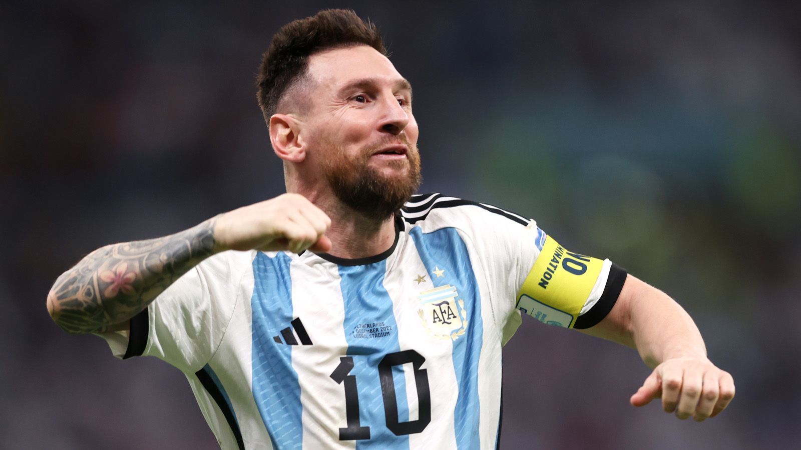 
                <strong>Platz 1: Argentinien aka der Topfavorit</strong><br>
                So schnell kann es gehen. Nach dem 1:2 zum WM-Auftakt gegen Saudi Arabien noch die Lachnummer, im Halbfinale der Topfavorit auf den Titel. Die Argentinier haben das im Laufe des Turniers entwickelt, was der deutschen Elf fehlte: Den unbändigen Willen zu gewinnen. Spielerisch oder dreckig. Sympathien holt man so nicht, Titel aber schon. 
              
